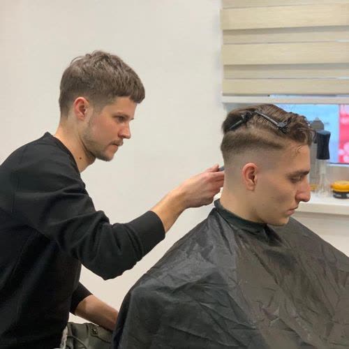 Silviu coafează un client