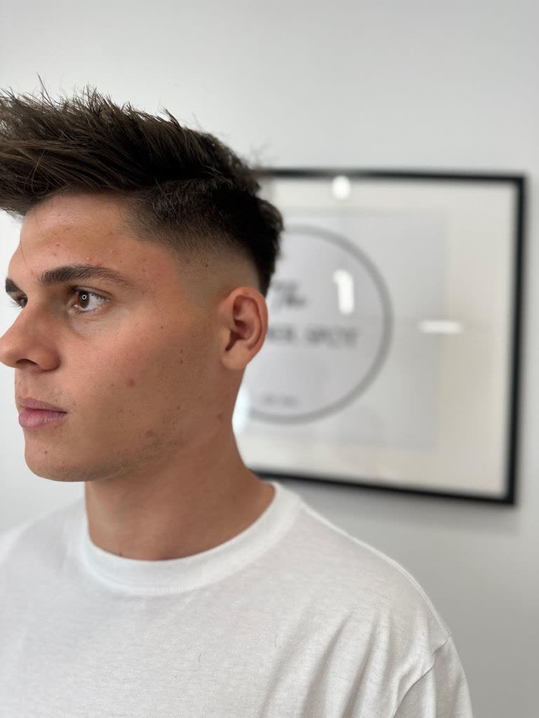 Skin fade jos, textură sus, din profil